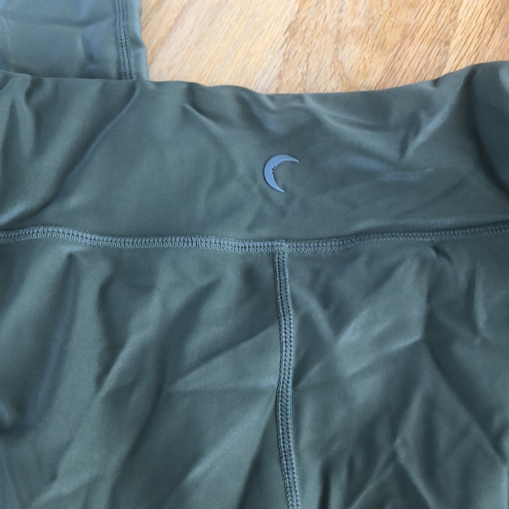 ZYIA olive green 7/8th length metallic compression leggings D2 - Picture 7 of 7